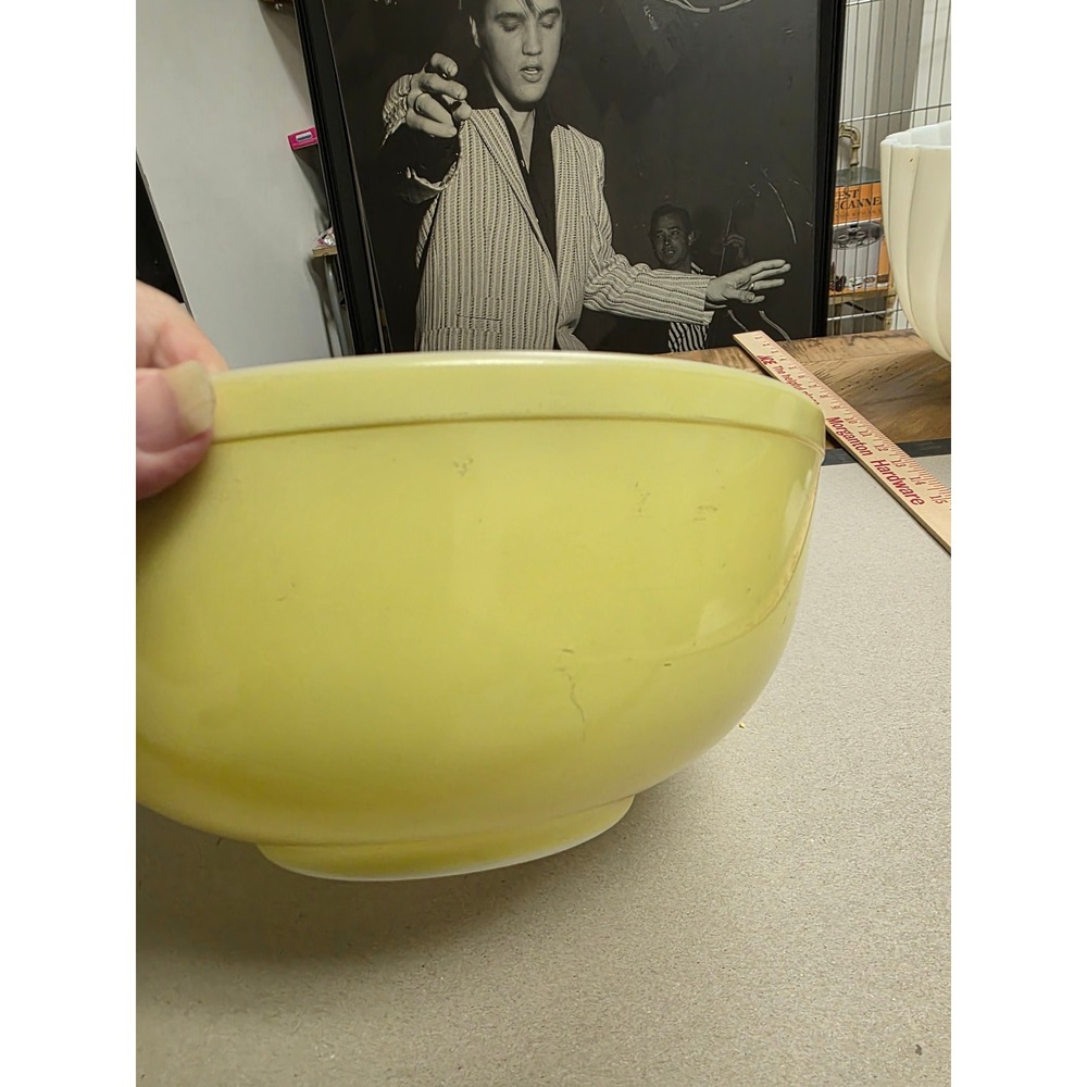 Vintage Pyrex 404 Yellow Primary Mixing Bowl 4 Quart Milk Glass 10.5 Inch - Picture 4 of 11